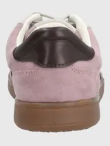 Sneaker de estilo urbano con capellada de gamuza sintética en color lila, detalles en marrón oscuro y suela de goma color caramelo.