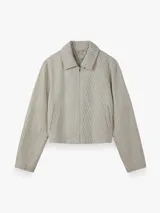 Campera rústica de color beige con diseño a rayas verticales, cuello camisero y cierre frontal de cremallera metálica.