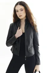 Campera corta de cuero negro con cierre frontal, cuello alto y bolsillos laterales con cierre.