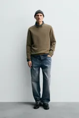 Jersey de punto de cashmere con corte regular fit, cuello redondo y manga larga. Presenta acabados en rib en puños y ruedo.