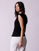 Buzo tejido en hilado fino color beige, con escote en V y sin mangas.