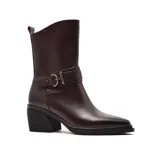 Bota de caña media confeccionada en cuero color bordó, con taco cuadrado bajo y detalle de tira con hebilla metálica en el tobillo.