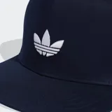 Gorra Adidas azul marino con visera plana y el logo del Trifolio bordado en blanco en el panel frontal.