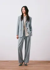 Pantalón de vestir color celeste, de corte recto y pernera ancha, con pinzas delanteras y bolsillos laterales.