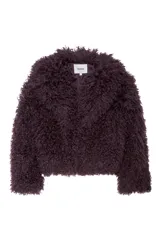 Campera corta de pelo sintético con textura rizada y voluminosa, de corte holgado y diseño envolvente.