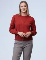 Cardigan rojo tejido en hilado fino, con escote en V y abertura central con botones metálicos.