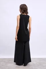 Musculosa larga color borgoña de tejido de punto.