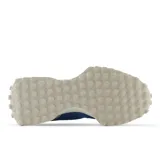 Championes New Balance 327 de hombre, con capellada de cuero y nylon en tonos azul y gris, con logo "N" blanco de gran tamaño en el lateral y suela con relieve inspirada en el trail.