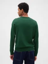 Buzo de cuello redondo marca Gap, color verde oscuro, con logo de la marca estampado en el frente en color blanco.