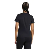 Remera de algodón color negro con cuello redondo y mangas cortas. Presenta el logo de Adidas estampado en el frente con un diseño gráfico en letras blancas.
