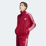 Campera deportiva Adidas Pinstripe Firebird de color rojo con detalles de rayas verticales sutiles y las clásicas tres tiras blancas en las mangas. Cuenta con cuello alto, cierre frontal completo y bolsillos laterales.