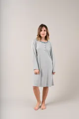 Camisón gris melange de punto, con cuello redondo con botones y mangas largas.