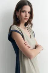 Vestido largo verde oliva con escote en V, sin mangas y detalle de botones a presión en los laterales.