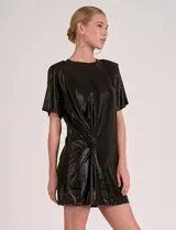 Vestido corto de manga corta con acabado metalizado color bronce/cobre, escote redondo y detalle de nudo fruncido en el centro delantero.