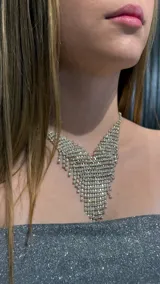 Gargantilla tipo choker de diseño triangular, elaborada con múltiples hileras de cristales brillantes que caen en forma de cascada.