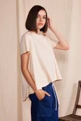 Camiseta color crudo de corte holgado, confeccionada en algodón reciclado.