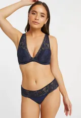 Panty corte brazilian color azul marino con encaje floral en la parte superior.