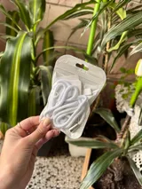 Correa para celular de soga trenzada en color fucsia con terminales metálicas plateadas y mosquetón.