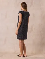 Camisón corto azul marino con estampado floral celeste, escote en V con puntilla blanca y botones.