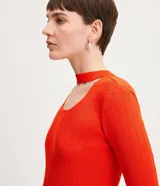 Blusa de punto color naranja, con cuello choker, mangas largas y textura acanalada.