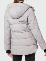 Campera puffer gris claro con capucha, cierre frontal con botones a presión y logo de Canada Goose en el brazo izquierdo.