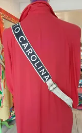 Mochila de cuero natural con efecto desgastado, diseño pintado a mano de Carolina De Cunto, correa ajustable en negro con inscripciones y cierre de cremallera.