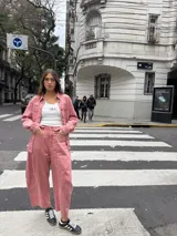 Pantalón de denim color rosado, de corte balón, con bolsillos delanteros y diseño amplio.