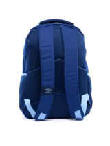 Mochila deportiva Umbro color negro con detalles en turquesa. Presenta un diseño con estampado sutil en el panel frontal, logo de la marca en turquesa, bolsillos laterales de malla y cierres reforzados.