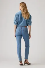 Pantalón de jean celeste de tiro alto y corte recto.