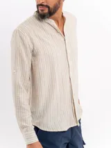 Camisa de manga larga de Cuatroases, de corte clásico con cuello mao y cierre frontal de botones, con patrón de rayas verticales.