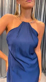 Vestido largo de satén color azul marino, con escote halter y espalda descubierta.