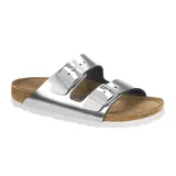 Sandalia Birkenstock modelo Arizona con dos correas ajustables de cuero metalizado plateado, plantilla anatómica de corcho y suela de goma blanca.