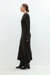 Vestido largo tejido de punto color verde oliva, con cuello polo y cierre metálico.