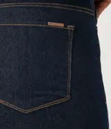 Pantalón de jeans azul oscuro, corte skinny, tiro alto, con bolsillos delanteros y traseros.