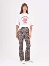 Calza de tiro alto con corte acampanado en el bajo, confeccionada en tejido elástico de color negro.