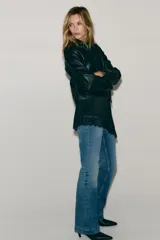 Jean de corte bootcut con cinco bolsillos, confeccionado en denim con leve stretch. Presenta cintura clásica con cierre de botón y raya planchada tanto en el frente como en la parte posterior.