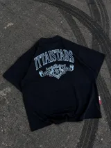 Remera negra de manga corta y corte oversize, con estampa gráfica en blanco en el frente y en la espalda con diseño de tipografía y escudo heráldico.