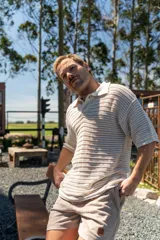 Remera de hombre color beige, tejida a crochet, con cuello polo y mangas cortas.