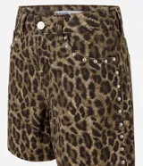 Short de sarga con corte relaxed y diseño de animal print. Presenta aplicación de tachas metálicas en los bolsillos y laterales, cintura con pasacintos, cierre con botón y bolsillos delanteros.
