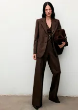 Pantalón de vestir de corte recto y tiro alto, confeccionado en tejido de mezcla de lana con acabado jaspeado. Presenta un diseño largo y cierre de cremallera lateral.