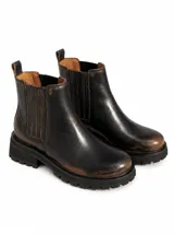 Bota tipo chelsea de cuero con acabado desgastado, paneles laterales elásticos y suela track robusta.
