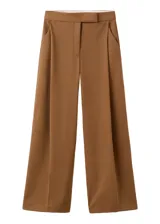 Pantalón de vestir color marrón, de corte amplio y fluido, con tiro alto y diseño recto de perneras anchas.