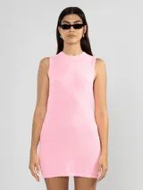 Minivestido ajustado de tejido de punto color rosa, sin mangas y cuello redondo.