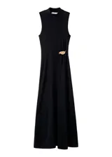 Vestido largo negro de punto con cuello alto, manga larga y detalle de aplique metálico dorado en la cintura.
