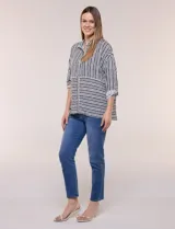 Camisa de rayón con estampado de rayas blanco y negro, de corte fluido, cuello con solapa, cierre frontal con botones y mangas largas regulables.