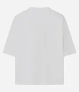 Remera oversize blanca de manga corta, con cuello redondo y diseño holgado, confeccionada en mezcla de algodón y poliéster.