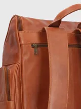 Mochila de cuero natural color caramelo con múltiples compartimentos con cierre. Cuenta con un compartimento principal, dos bolsillos frontales, bolsillos laterales y un bolsillo trasero, todos con cierre de cremallera. Incluye correas ajustables y acolchadas, y un bolsillo interior acolchado para laptop.