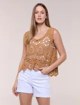 Top de crochet color tostado, con diseño calado de rosetones, escote redondo y sin mangas.