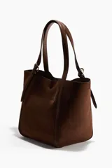 Bolso shopper marrón con acabado cepillado suave, asas ajustables de cuero con hebilla metálica, cierre de mosquetón y compartimento interior con cierre.