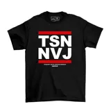 Remera negra de algodón con estampa frontal en blanco y rojo que incluye las siglas TSN NVJ y la frase Straight Outta Tristan Narvaja.
